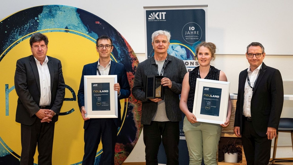 Die Gewinner des Transferpreises beim Innovationswettbewerb NEULAND des KIT. (Ausführl. BU am Textende; Foto: Robert Fuge, KIT)