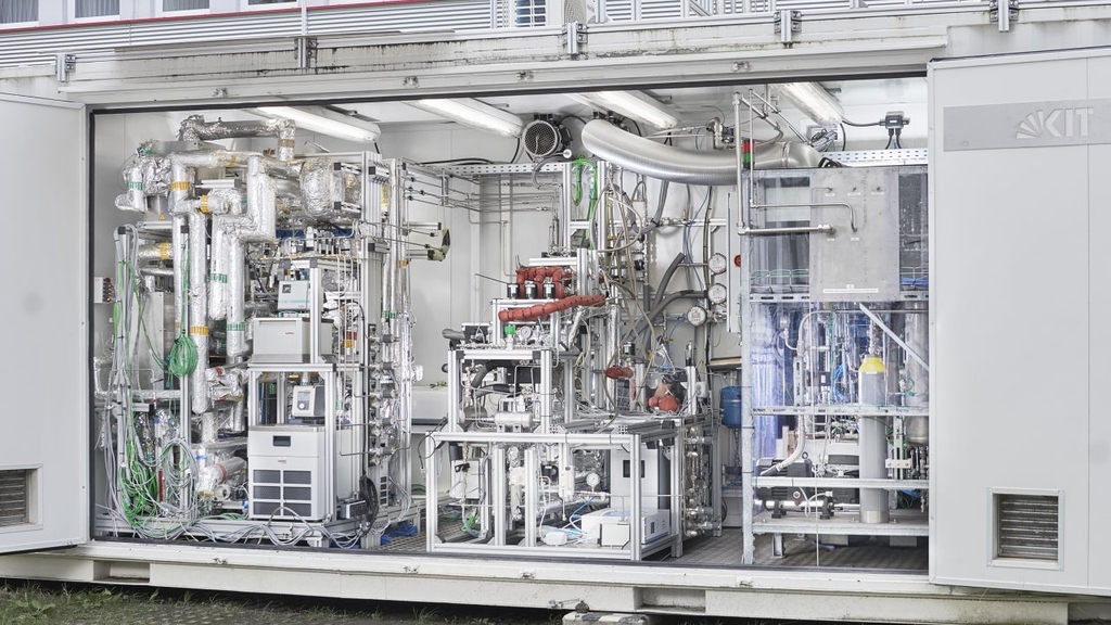 Die Forschungsanlage von KEROGREEN mit dem Plasmareaktor am KIT (Foto: Amadeus Bramsiepe/KIT) 